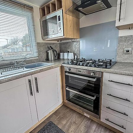 Beautiful Caravan For Hire With A Partial Sea View In Suffolk Ref 32042Az โลเวสทอฟต์ ภายนอก รูปภาพ