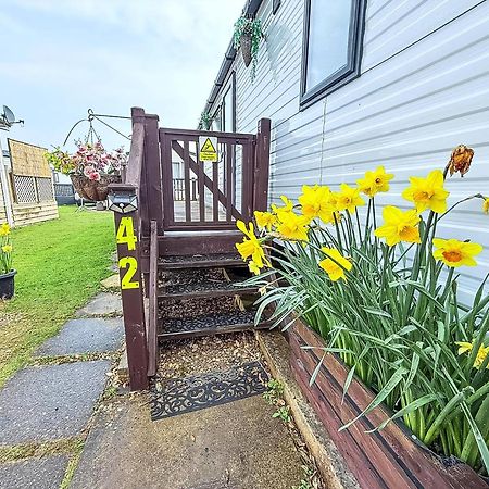 Beautiful Caravan For Hire With A Partial Sea View In Suffolk Ref 32042Az โลเวสทอฟต์ ภายนอก รูปภาพ