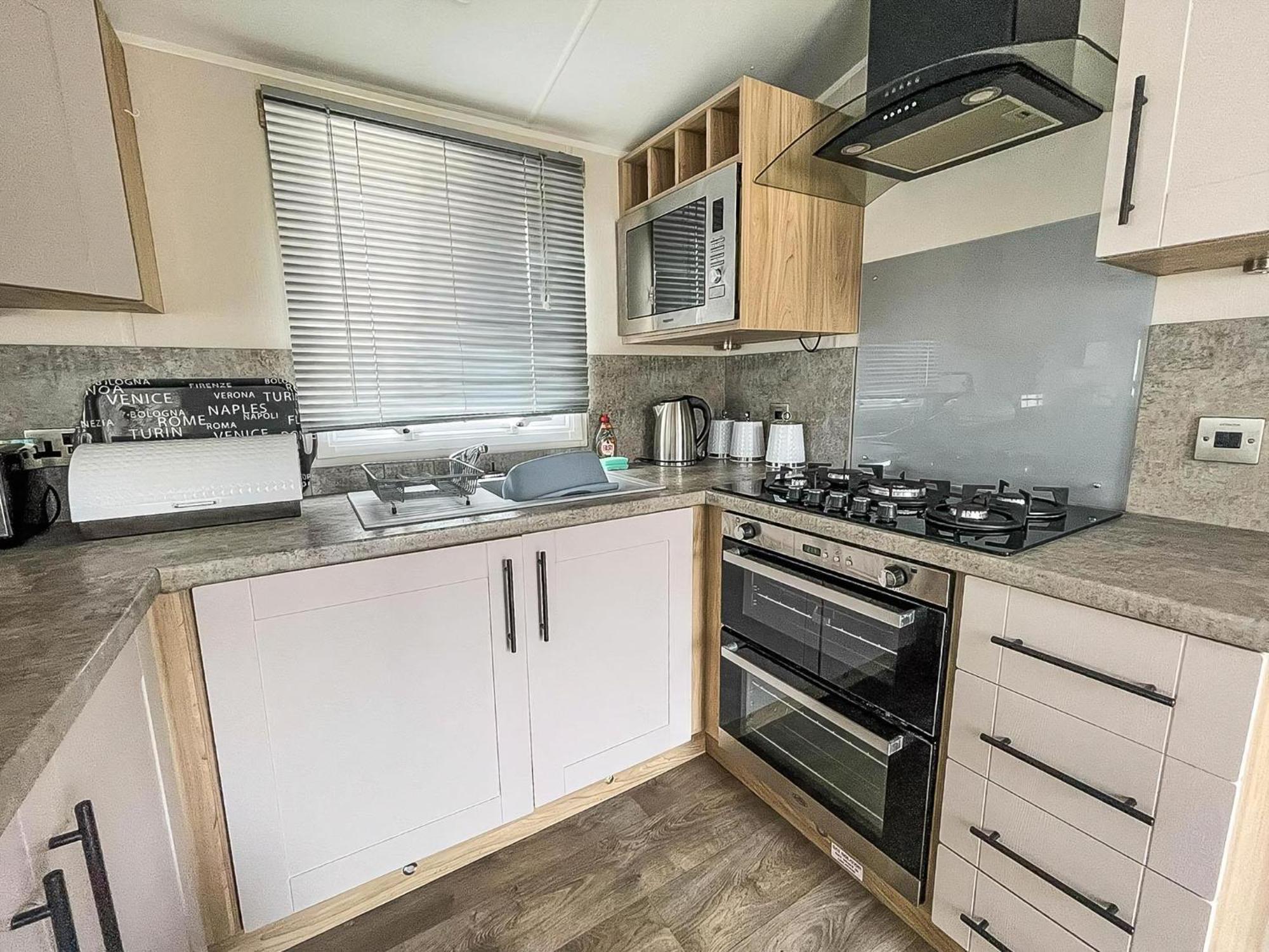 Beautiful Caravan For Hire With A Partial Sea View In Suffolk Ref 32042Az โลเวสทอฟต์ ภายนอก รูปภาพ
