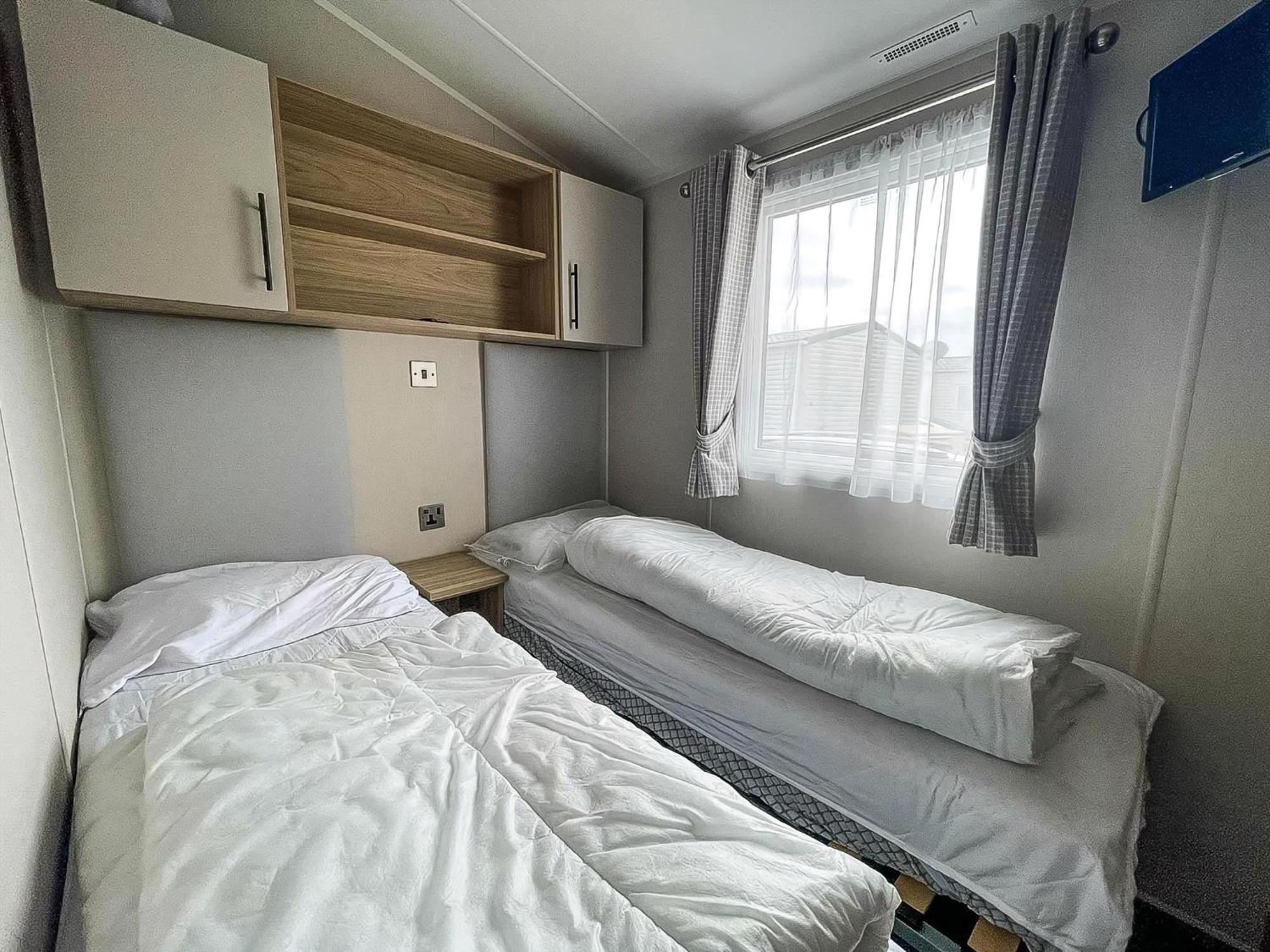 Beautiful Caravan For Hire With A Partial Sea View In Suffolk Ref 32042Az โลเวสทอฟต์ ภายนอก รูปภาพ