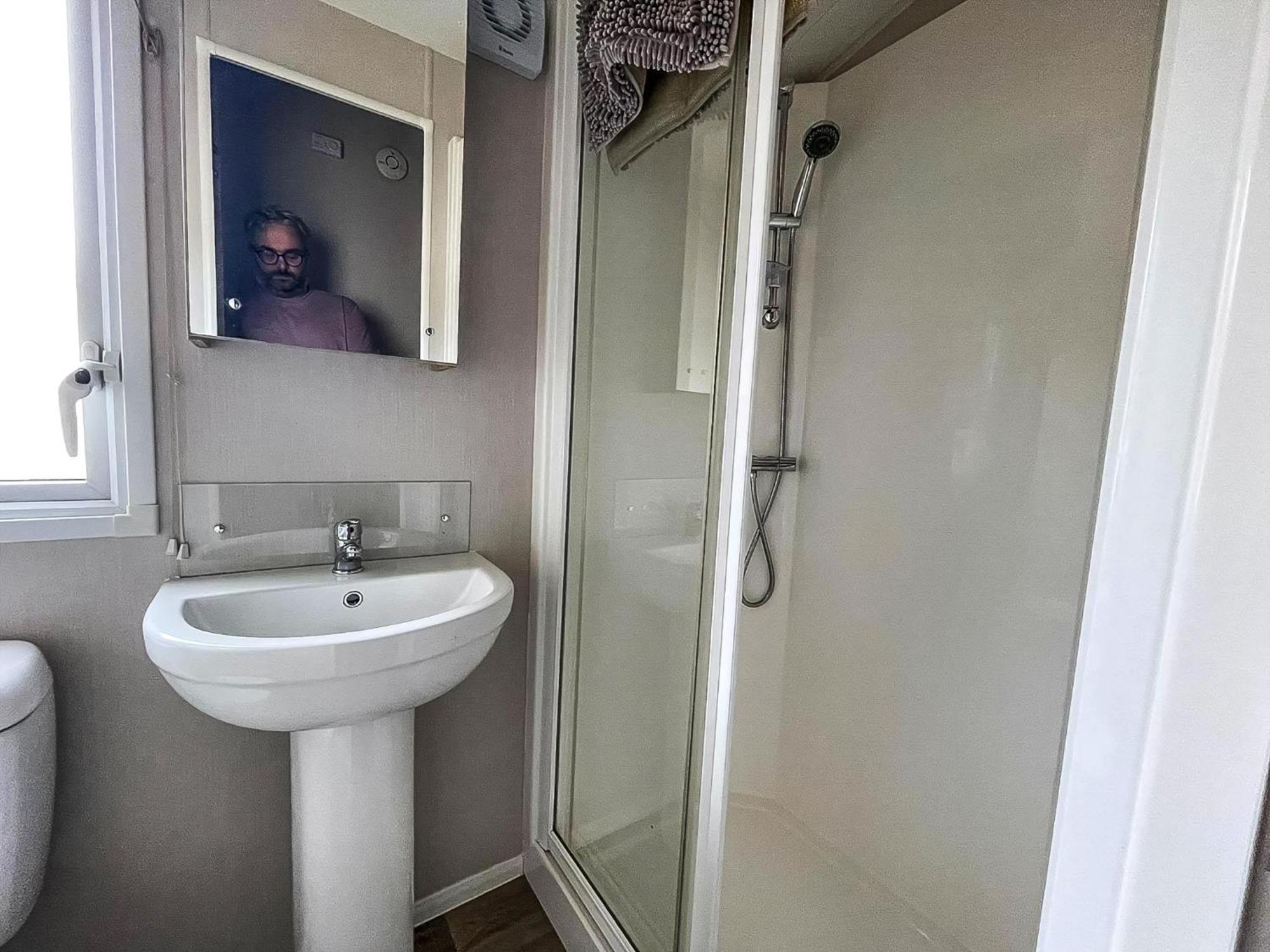 Beautiful Caravan For Hire With A Partial Sea View In Suffolk Ref 32042Az โลเวสทอฟต์ ภายนอก รูปภาพ