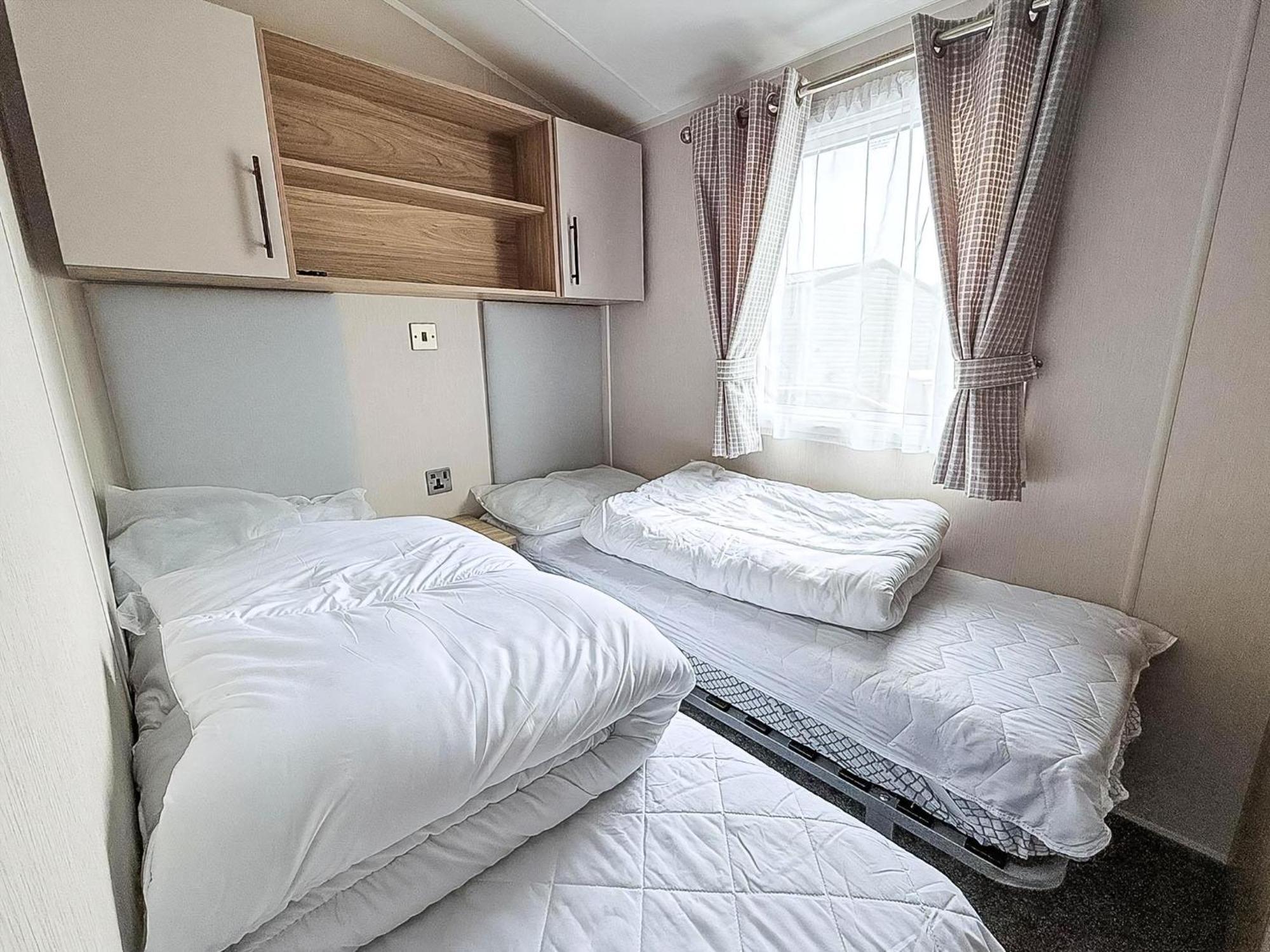 Beautiful Caravan For Hire With A Partial Sea View In Suffolk Ref 32042Az โลเวสทอฟต์ ภายนอก รูปภาพ