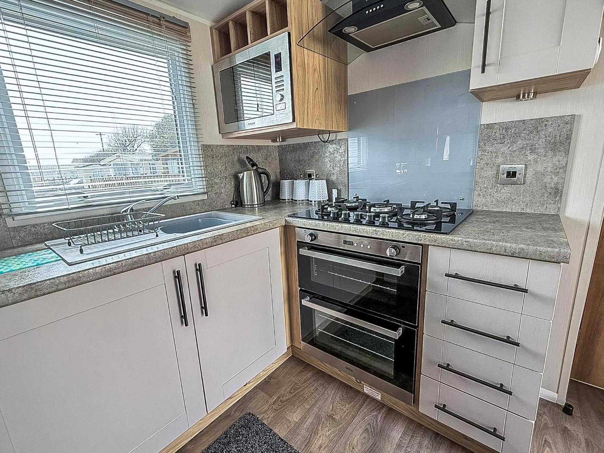 Beautiful Caravan For Hire With A Partial Sea View In Suffolk Ref 32042Az โลเวสทอฟต์ ภายนอก รูปภาพ