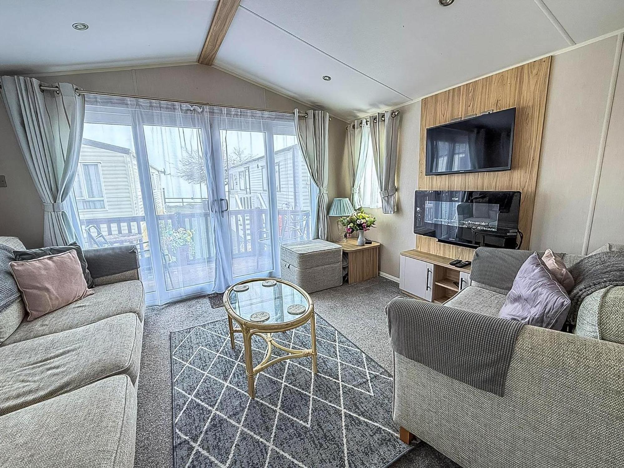 Beautiful Caravan For Hire With A Partial Sea View In Suffolk Ref 32042Az โลเวสทอฟต์ ภายนอก รูปภาพ
