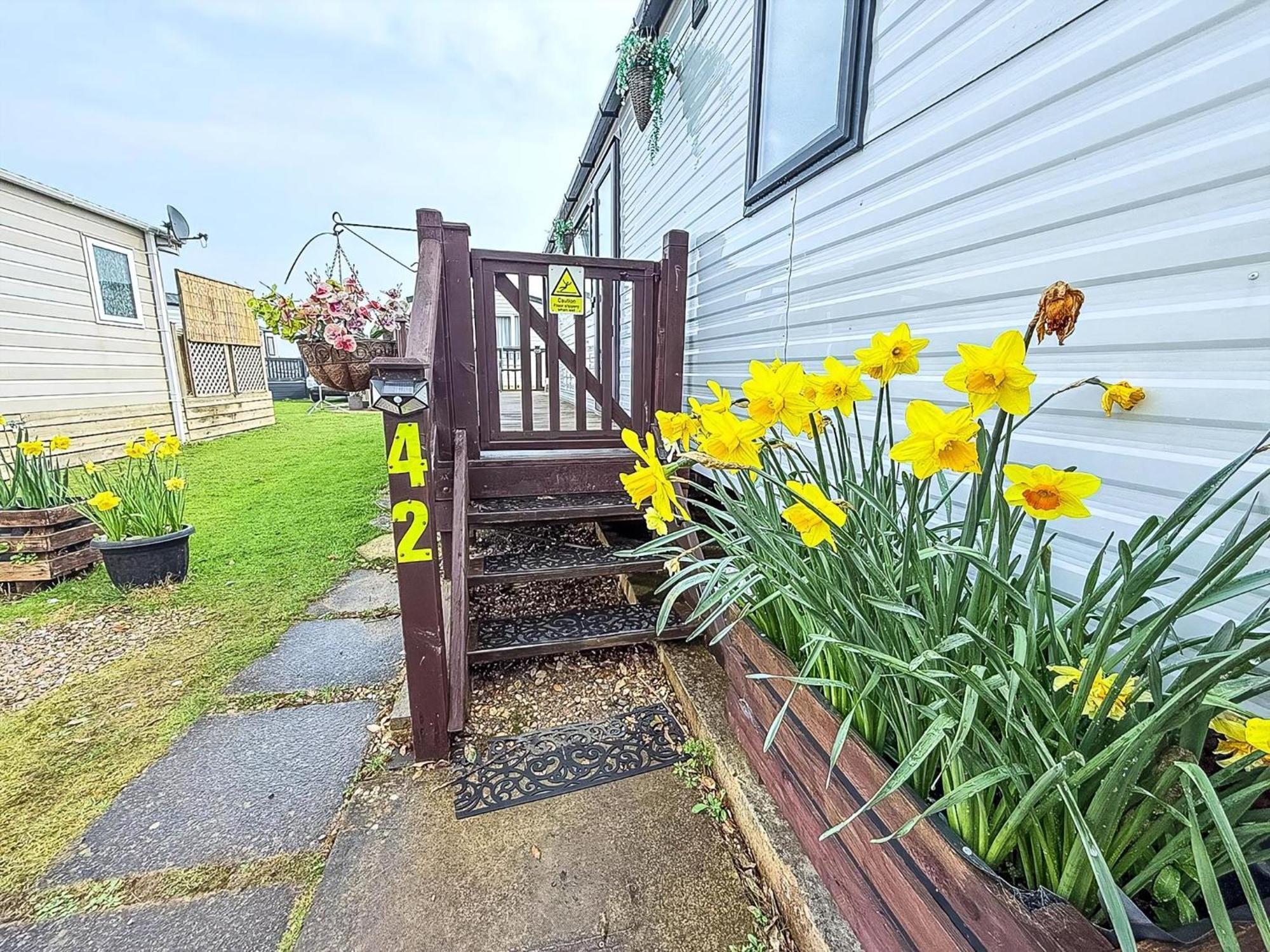 Beautiful Caravan For Hire With A Partial Sea View In Suffolk Ref 32042Az โลเวสทอฟต์ ภายนอก รูปภาพ
