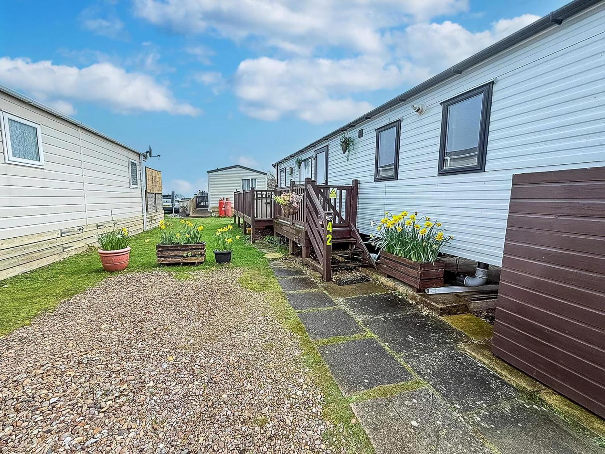 Beautiful Caravan For Hire With A Partial Sea View In Suffolk Ref 32042Az โลเวสทอฟต์ ภายนอก รูปภาพ