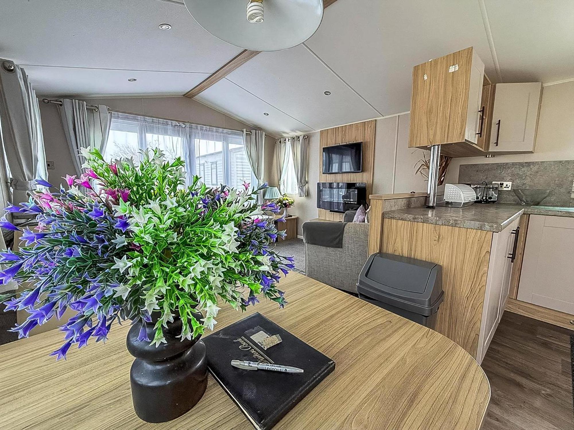 Beautiful Caravan For Hire With A Partial Sea View In Suffolk Ref 32042Az โลเวสทอฟต์ ภายนอก รูปภาพ